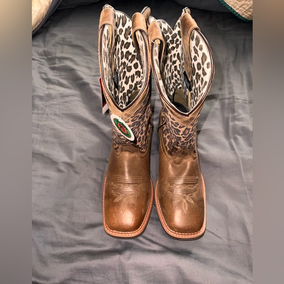 Laredo Women’s boots. Size 11. Leopard print tops. Never worn. In original box - Picture 2 of 6